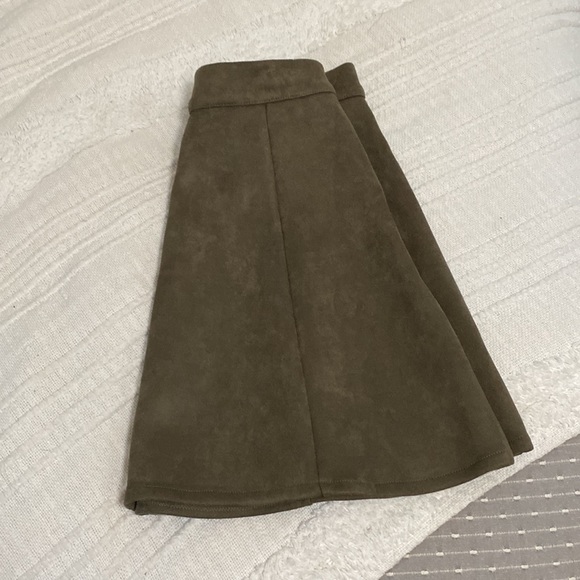 Olive green suede skirt with buttons - Picture 4 of 5